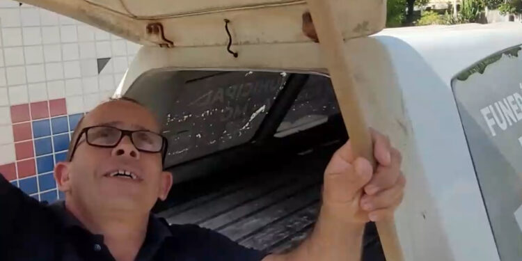 Vereador Wolkmar Menezes fiscaliza veículo funerário em condições precárias no Cemitério Parque da Saudade