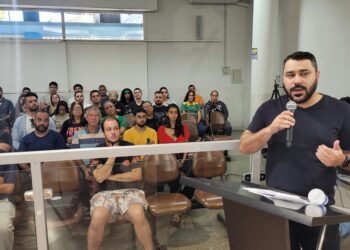 Debate sobre horário de funcionamento de casas de show e lojas de conveniência lota plenário da Câmara