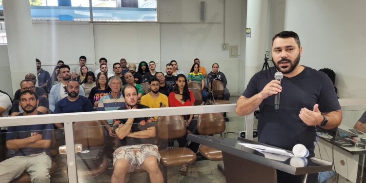 Debate sobre horário de funcionamento de casas de show e lojas de conveniência lota plenário da Câmara