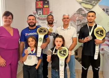 Atletas do Tatame do Bem se destacam em torneio estadual e são recebidos no Gabinete Municipal