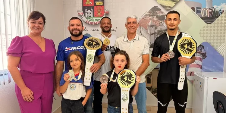 Atletas do Tatame do Bem se destacam em torneio estadual e são recebidos no Gabinete Municipal