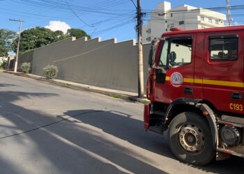 Corpo de Bombeiros atende ocorrência com perigo de eletrocussão no Centro de Arcos