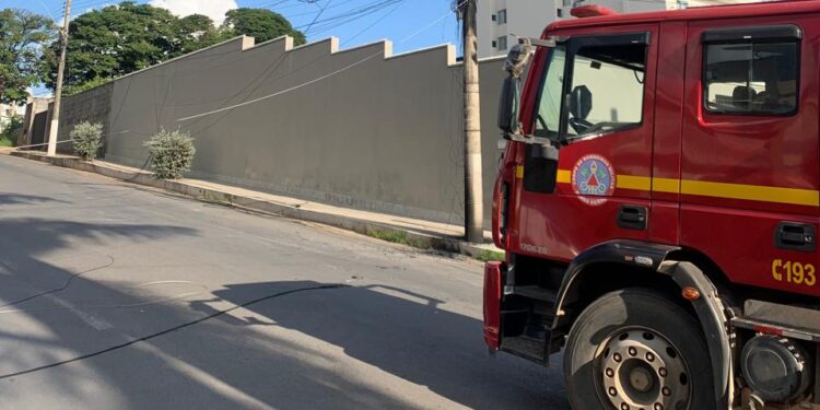 Corpo de Bombeiros atende ocorrência com perigo de eletrocussão no Centro de Arcos