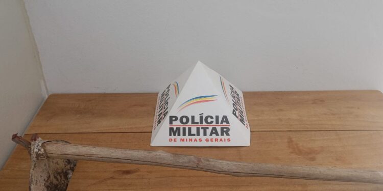 Homem fica gravemente ferido após ser atacado com enxada, em Bambuí