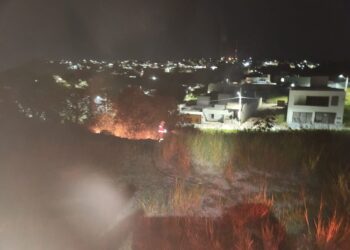 Incêndio em lote vago é contido pelos bombeiros em Formiga