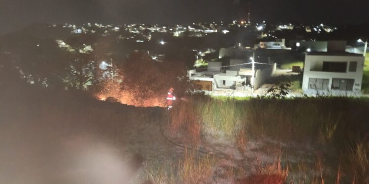 Incêndio em lote vago é contido pelos bombeiros em Formiga