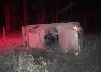 Motorista morre e passageiro fica ferido após capotamento de veículo em Arcos