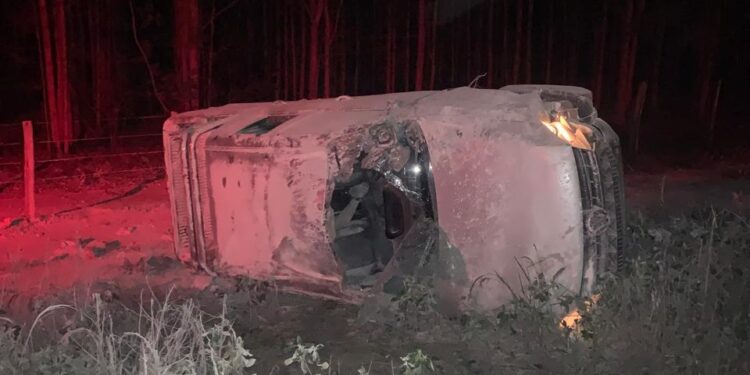 Motorista morre e passageiro fica ferido após capotamento de veículo em Arcos