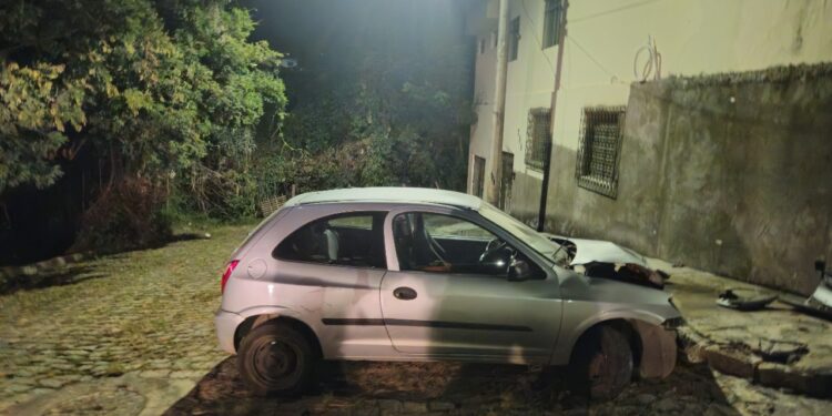 Bombeiros controlam risco de explosão após acidente em Campo Belo