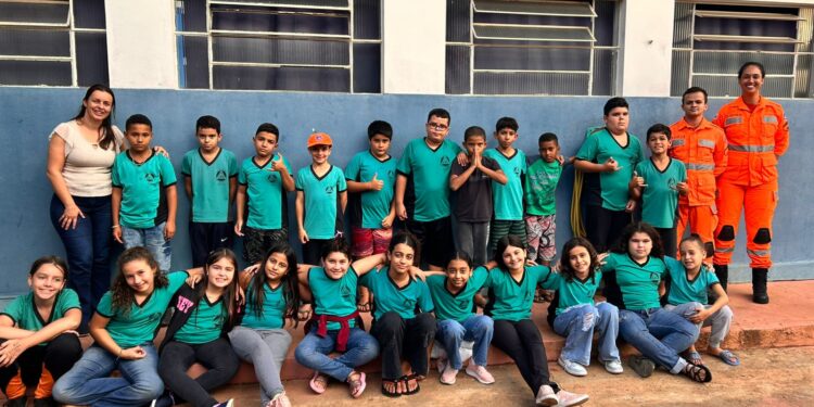 Alunos da zona rural de Formiga participam do projeto ‘Bombeiros nas Escolas’