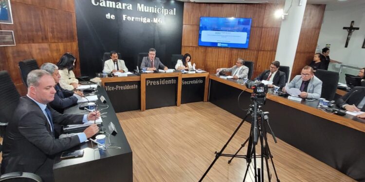 Câmara de Formiga aprova novos projetos nas áreas de homenagem, segurança aquática, educação e gestão de pessoal