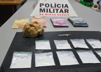 Drogas e dinheiro são apreendidos após denúncia contra menor por tráfico em Arcos