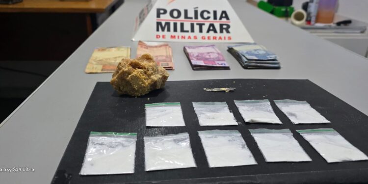 Drogas e dinheiro são apreendidos após denúncia contra menor por tráfico em Arcos