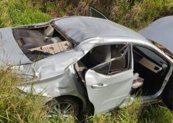 Família fica ferida após capotamento na BR-354, em Bambuí