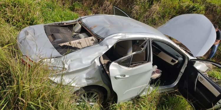 Família fica ferida após capotamento na BR-354, em Bambuí