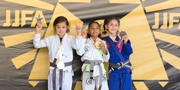 Atletas do Tatame do Bem conquistam medalhas e três cinturões no fim de semana