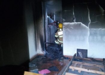 Bombeiros combatem incêndio em residência em Arcos