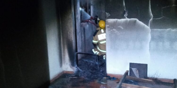 Bombeiros combatem incêndio em residência em Arcos