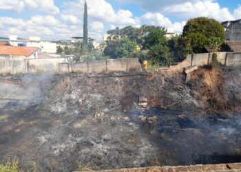 Bombeiros combatem incêndio em lote vago no Centro de Arcos
