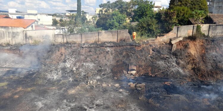 Bombeiros combatem incêndio em lote vago no Centro de Arcos