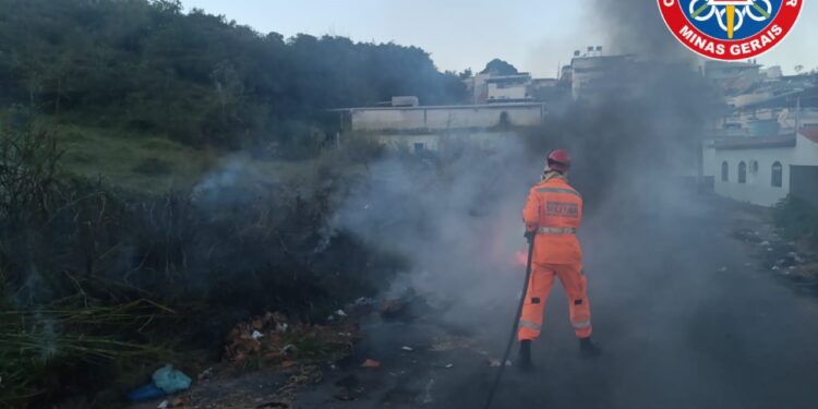 Incêndio atinge área urbana no bairro Esplanada do Castelo, em Formiga