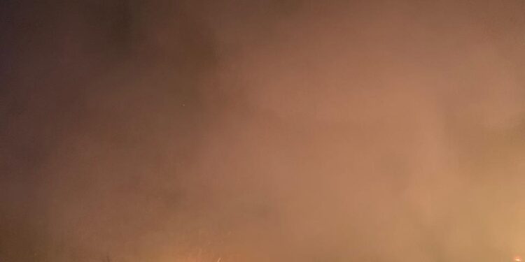 Incêndio em lote vago coloca residências de Arcos em risco