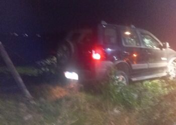 Motorista foge após bater carro e derrubar dois postes no bairro Cidade Nova, em Formiga