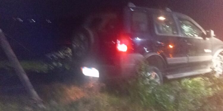 Motorista foge após bater carro e derrubar dois postes no bairro Cidade Nova, em Formiga