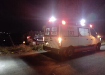 Motorista foge após bater carro e derrubar dois postes no bairro Cidade Nova, em Formiga