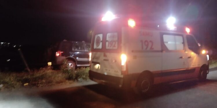 Motorista foge após bater carro e derrubar dois postes no bairro Cidade Nova, em Formiga