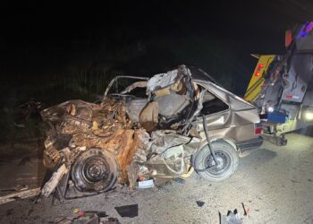 Colisão frontal entre carro e caminhão deixa uma vítima fatal na MG-050, em Pimenta