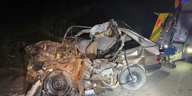 Colisão frontal entre carro e caminhão deixa uma vítima fatal na MG-050, em Pimenta