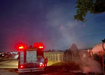 Bombeiros combatem incêndio em amontoado de lixo às margens da MG-050, em Formiga