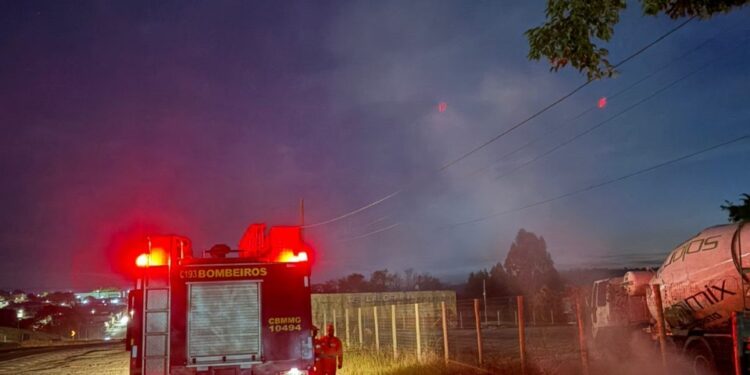 Bombeiros combatem incêndio em amontoado de lixo às margens da MG-050, em Formiga