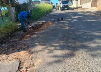 Bairro Novo Horizonte recebe serviços de tapa-buracos