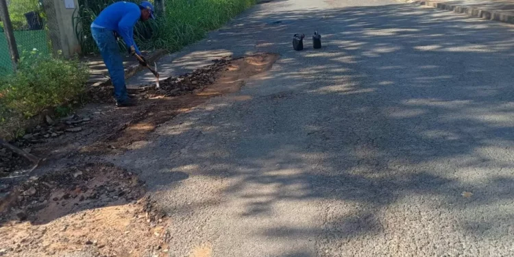 Bairro Novo Horizonte recebe serviços de tapa-buracos