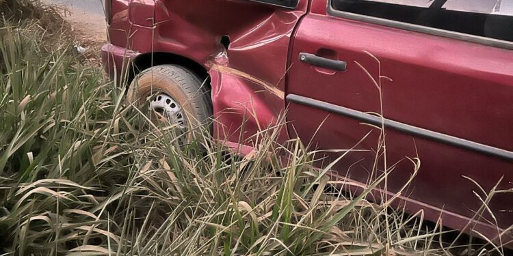 Locomotiva atinge veículo em passagem de nível  entre a Comunidade de Papagaios e o Distrito de Albertos
