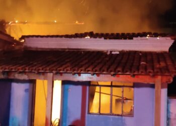 Fogo consome casa em Arcos; suspeita é de incêndio criminoso