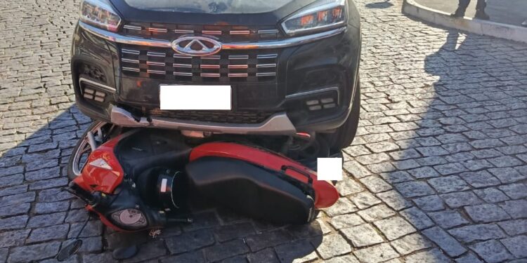 Colisão entre carro e moto deixa duas pessoas feridas em Formiga