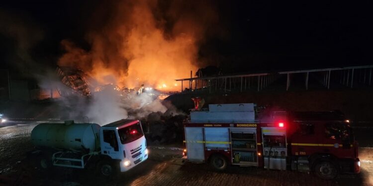 Corpo de Bombeiros divulga detalhes de incêndio que destruiu galpão industrial em Itapecerica