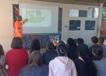 Corpo de Bombeiros realiza palestra educativa sobre prevenção de incêndios florestais em escola de Formiga