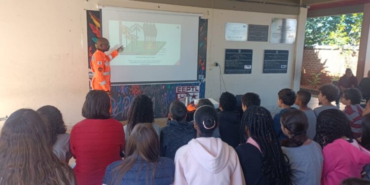 Corpo de Bombeiros realiza palestra educativa sobre prevenção de incêndios florestais em escola de Formiga