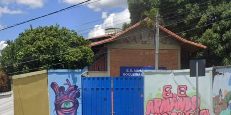 Aluna denuncia comentário racista de professor durante ensaio teatral em escola de Divinópolis