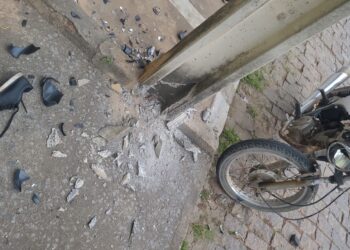 Motociclista colide contra poste na manhã desta quinta-feira no Centro de Formiga