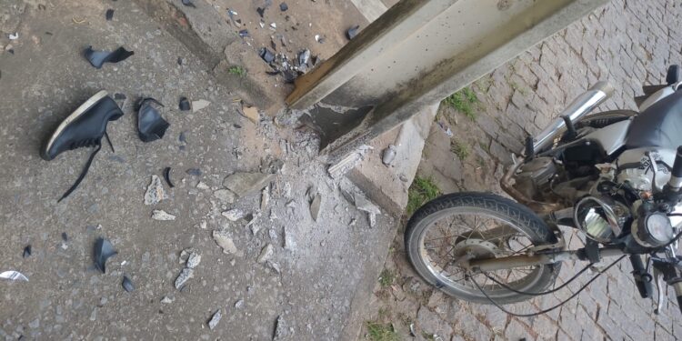 Motociclista colide contra poste na manhã desta quinta-feira no Centro de Formiga