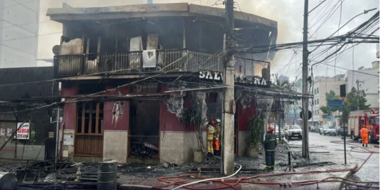 Incêndio de grandes proporções atinge restaurante em Juiz de Fora