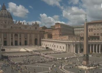 Fumaça branca sobe e Igreja Católica anuncia que tem novo papa; nome será revelado em breve