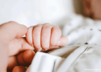 Mulher é presa por suspeita de maus-tratos contra filhas gêmeas de 4 meses