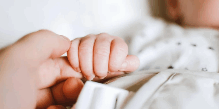 Mulher é presa por suspeita de maus-tratos contra filhas gêmeas de 4 meses