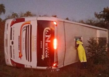 Ônibus de turismo capota e mata criança e mulher no Sul de Minas